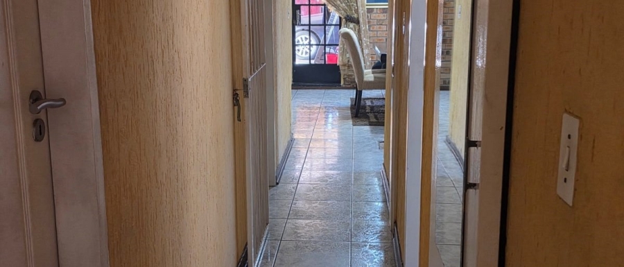 4 Bedroom Property for Sale in Crystal Park Gauteng