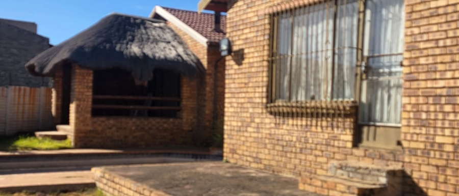 4 Bedroom Property for Sale in Crystal Park Gauteng