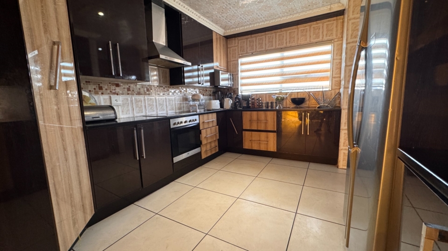 6 Bedroom Property for Sale in Three Rivers East Gauteng