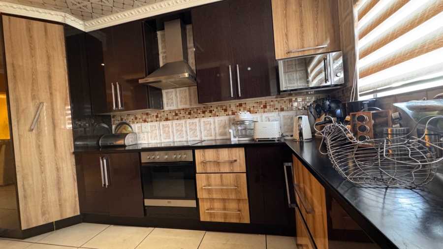 6 Bedroom Property for Sale in Three Rivers East Gauteng