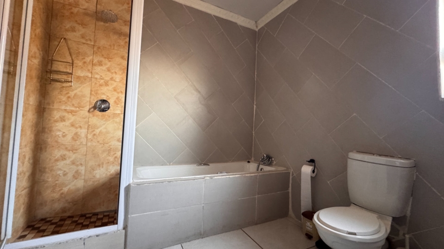 6 Bedroom Property for Sale in Three Rivers East Gauteng