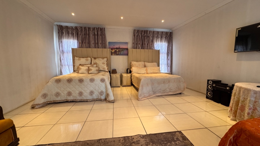 6 Bedroom Property for Sale in Three Rivers East Gauteng