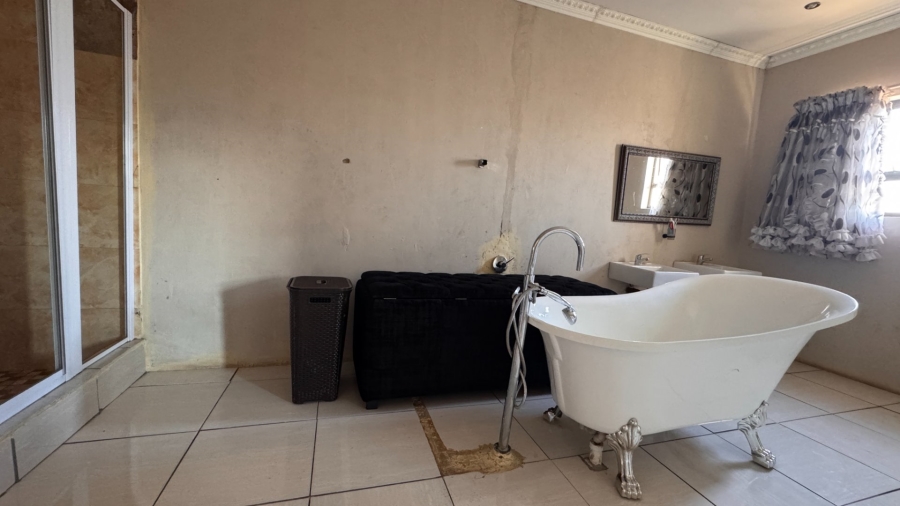 6 Bedroom Property for Sale in Three Rivers East Gauteng