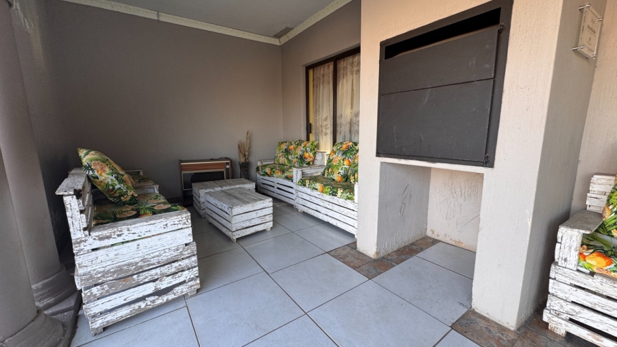 6 Bedroom Property for Sale in Three Rivers East Gauteng