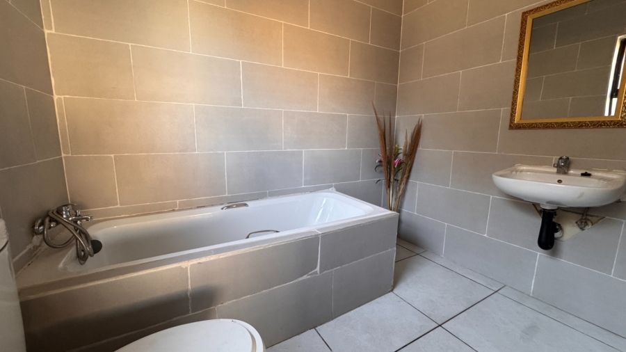 6 Bedroom Property for Sale in Three Rivers East Gauteng