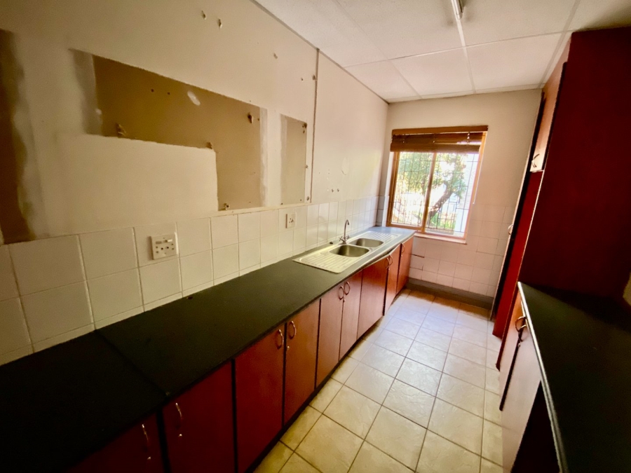 To Let Commercial Property for Rent in Vorna Valley Gauteng
