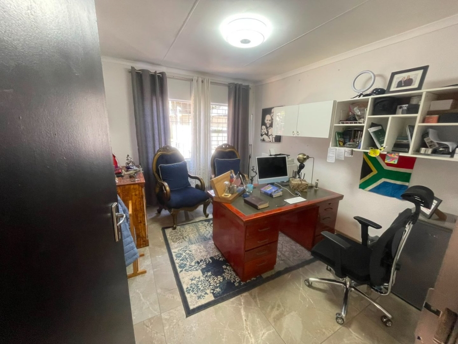 8 Bedroom Property for Sale in Glenvista Gauteng