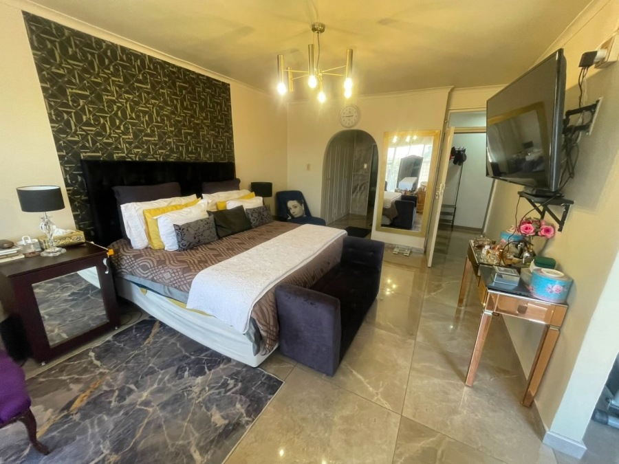 8 Bedroom Property for Sale in Glenvista Gauteng