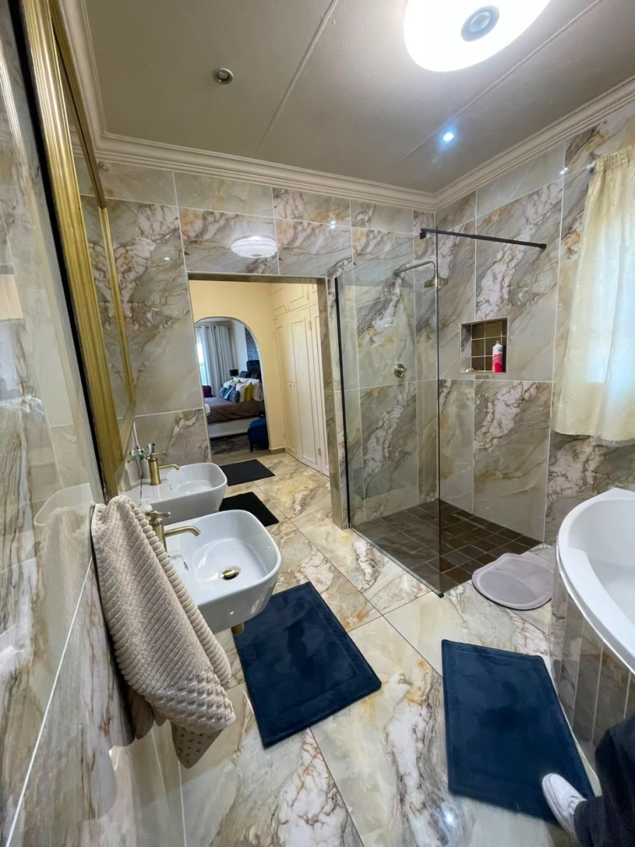 8 Bedroom Property for Sale in Glenvista Gauteng