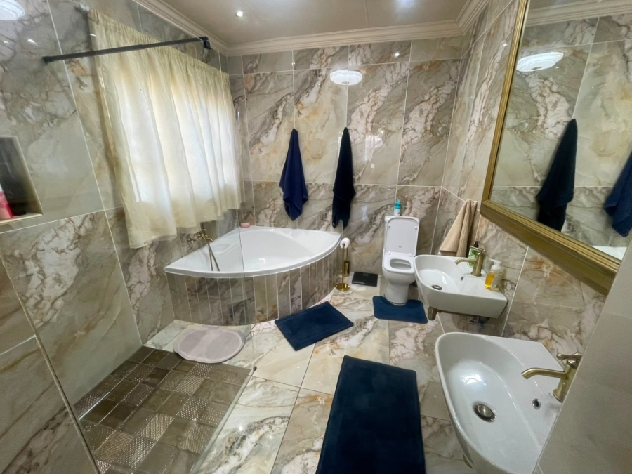 8 Bedroom Property for Sale in Glenvista Gauteng