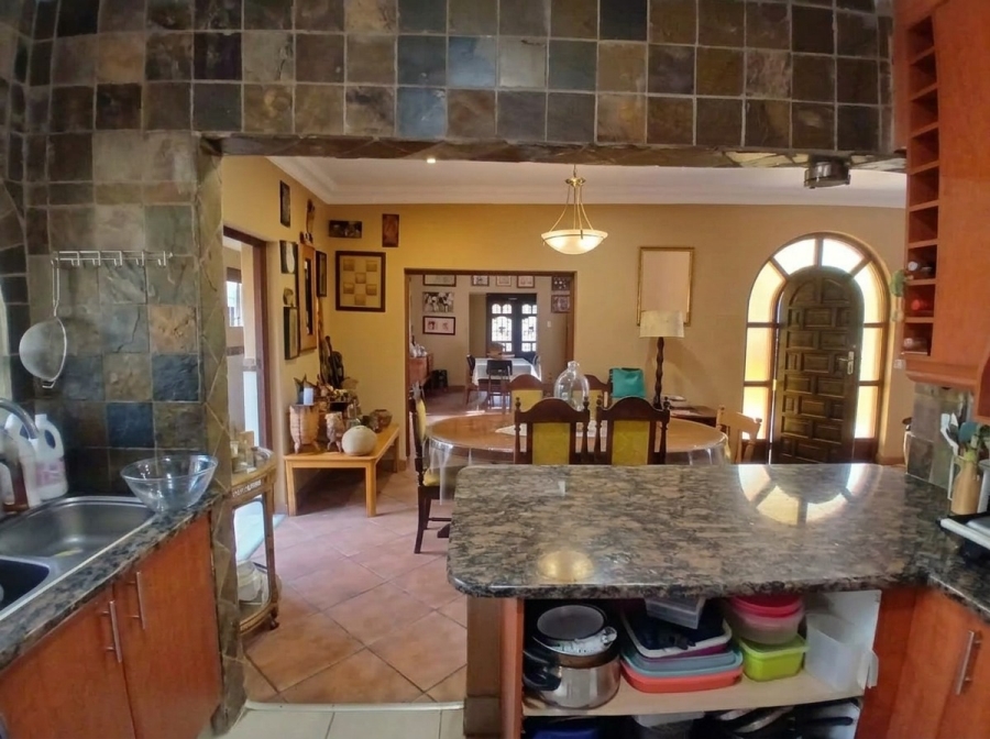5 Bedroom Property for Sale in Garsfontein Gauteng