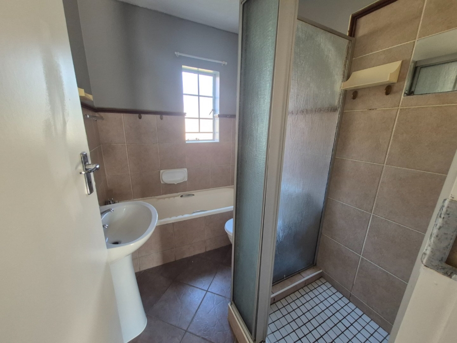 3 Bedroom Property for Sale in Die Hoewes Gauteng