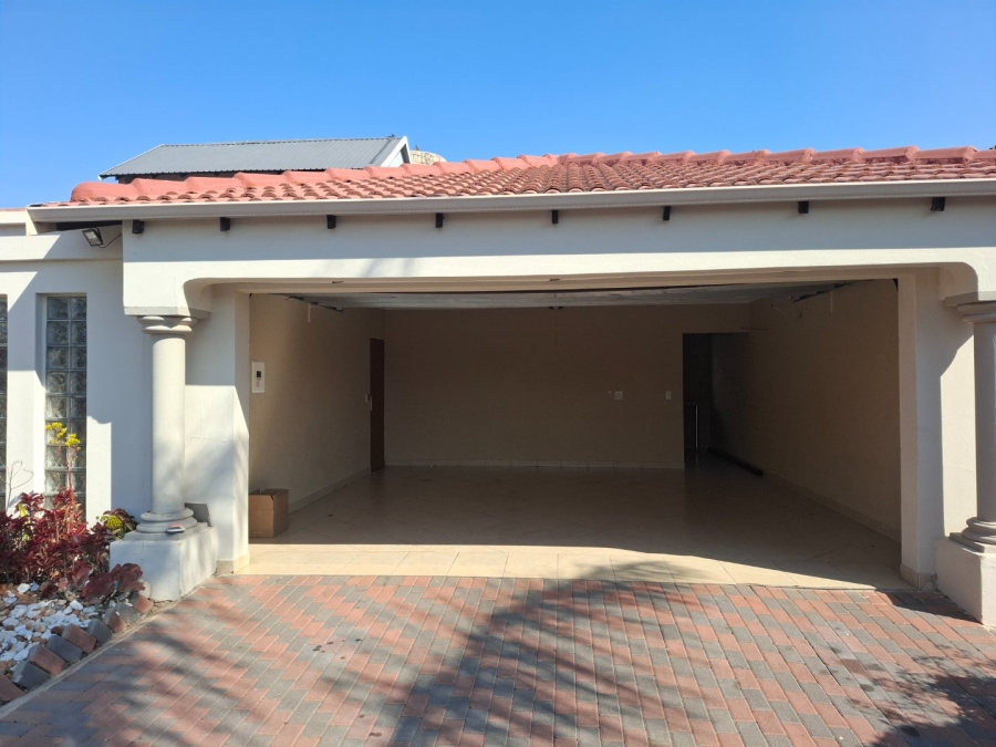 To Let 5 Bedroom Property for Rent in Greenstone Hill Gauteng