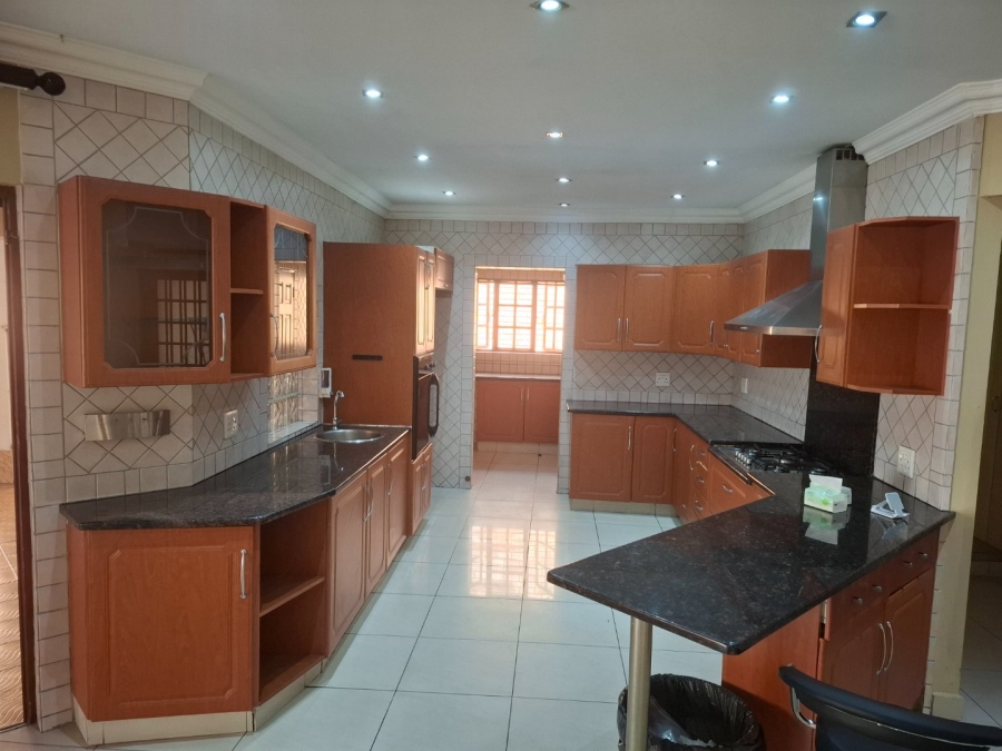 To Let 5 Bedroom Property for Rent in Greenstone Hill Gauteng