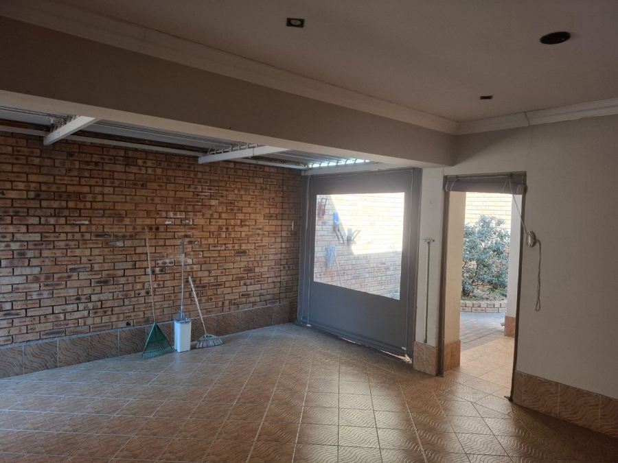 To Let 5 Bedroom Property for Rent in Greenstone Hill Gauteng