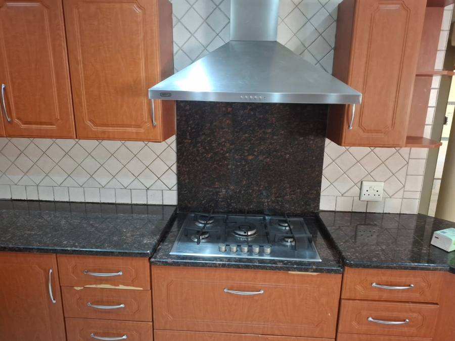 To Let 5 Bedroom Property for Rent in Greenstone Hill Gauteng