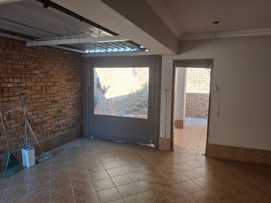 To Let 5 Bedroom Property for Rent in Greenstone Hill Gauteng