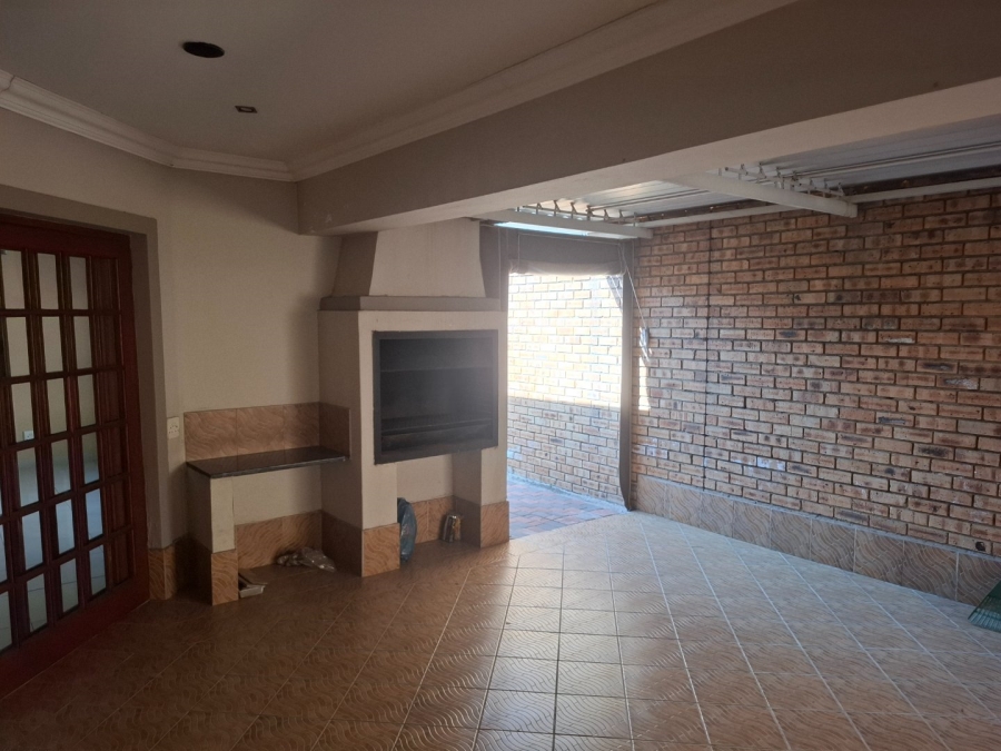 To Let 5 Bedroom Property for Rent in Greenstone Hill Gauteng