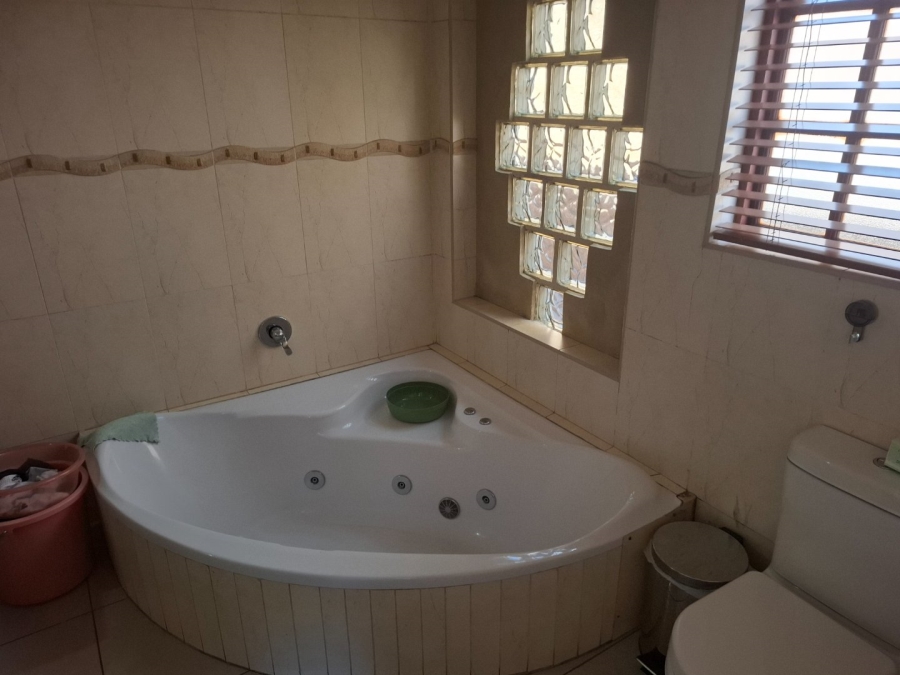 To Let 5 Bedroom Property for Rent in Greenstone Hill Gauteng