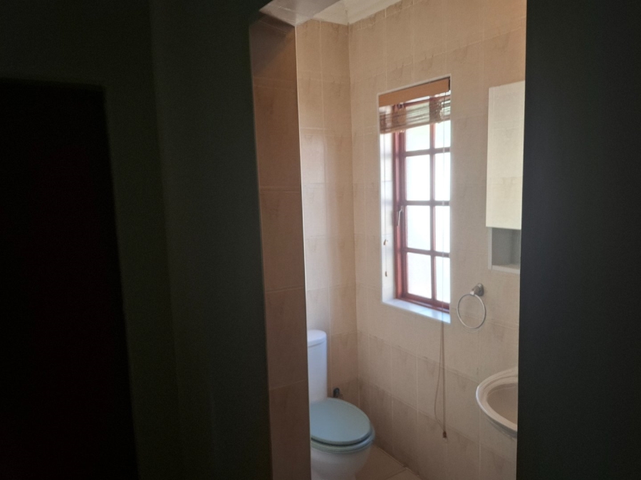 To Let 5 Bedroom Property for Rent in Greenstone Hill Gauteng