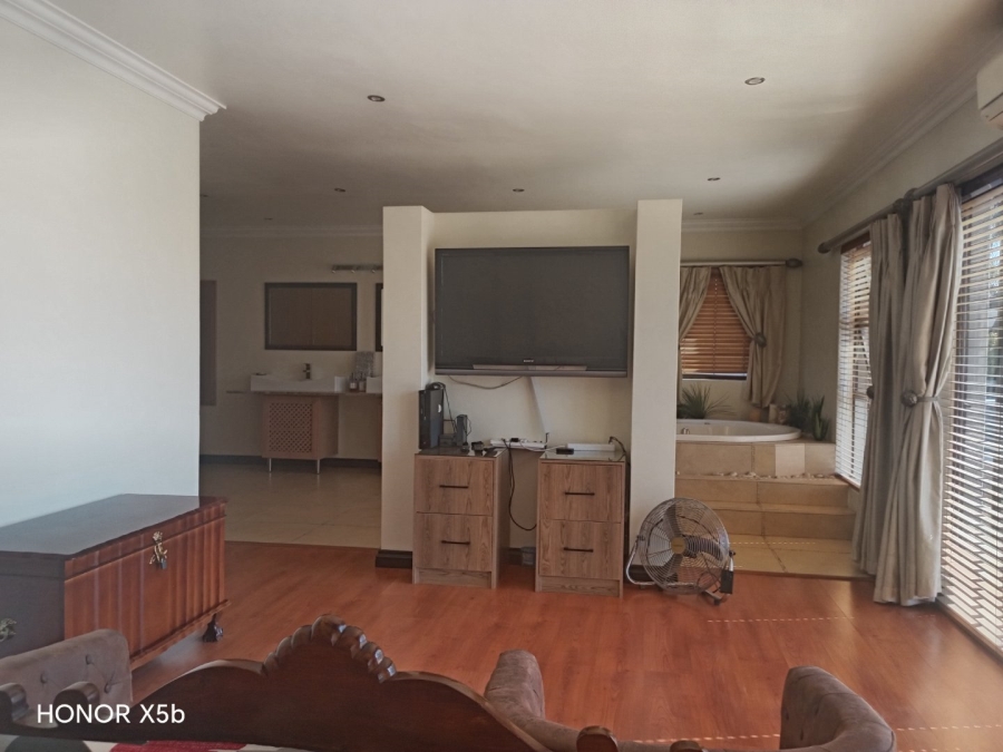6 Bedroom Property for Sale in Sunward Park Gauteng