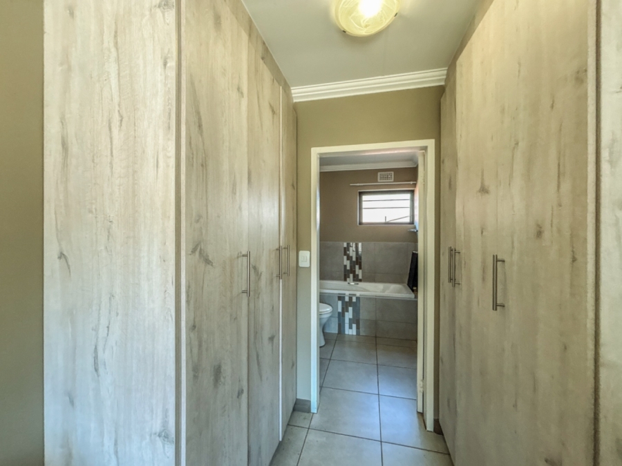 3 Bedroom Property for Sale in Rooihuiskraal North Gauteng