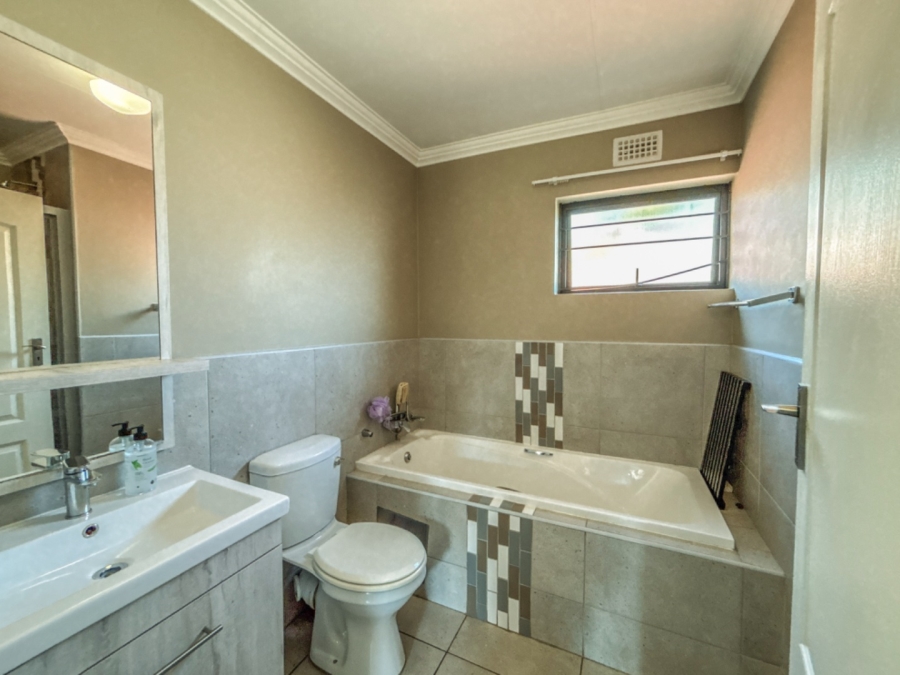 3 Bedroom Property for Sale in Rooihuiskraal North Gauteng