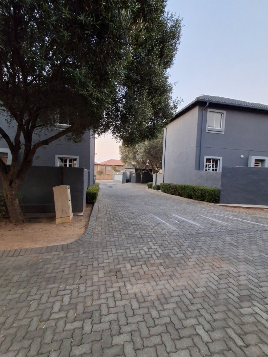 2 Bedroom Property for Sale in Kosmosdal Gauteng