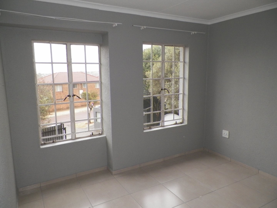 2 Bedroom Property for Sale in Kosmosdal Gauteng