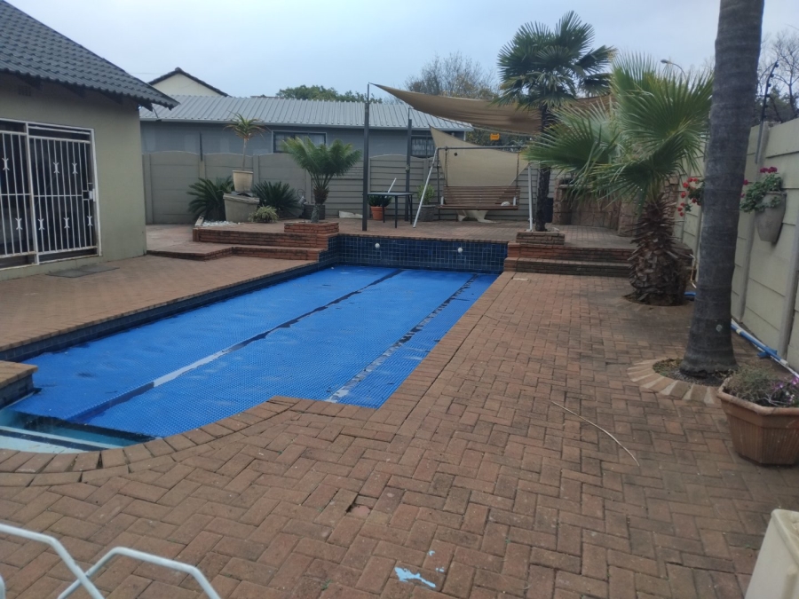 4 Bedroom Property for Sale in Rustivia Gauteng