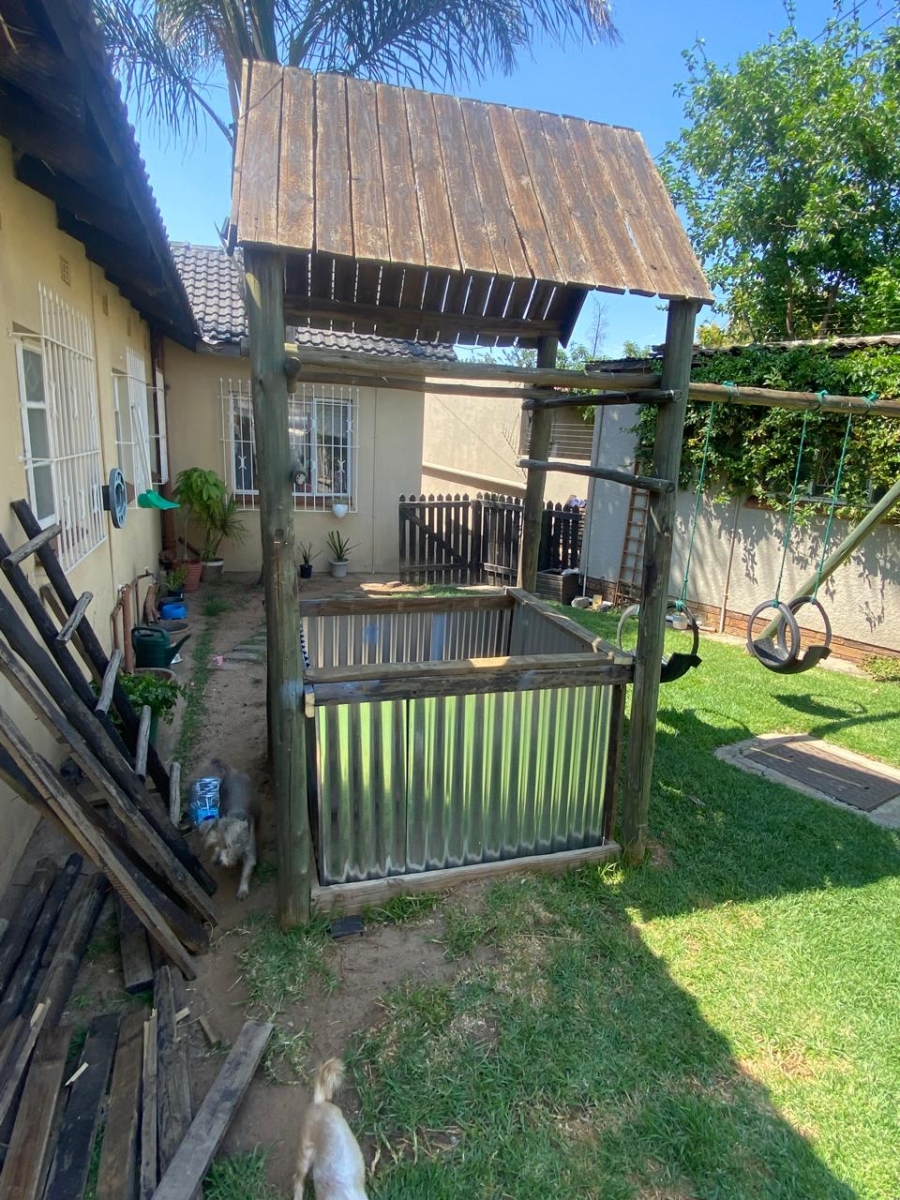 4 Bedroom Property for Sale in Rustivia Gauteng
