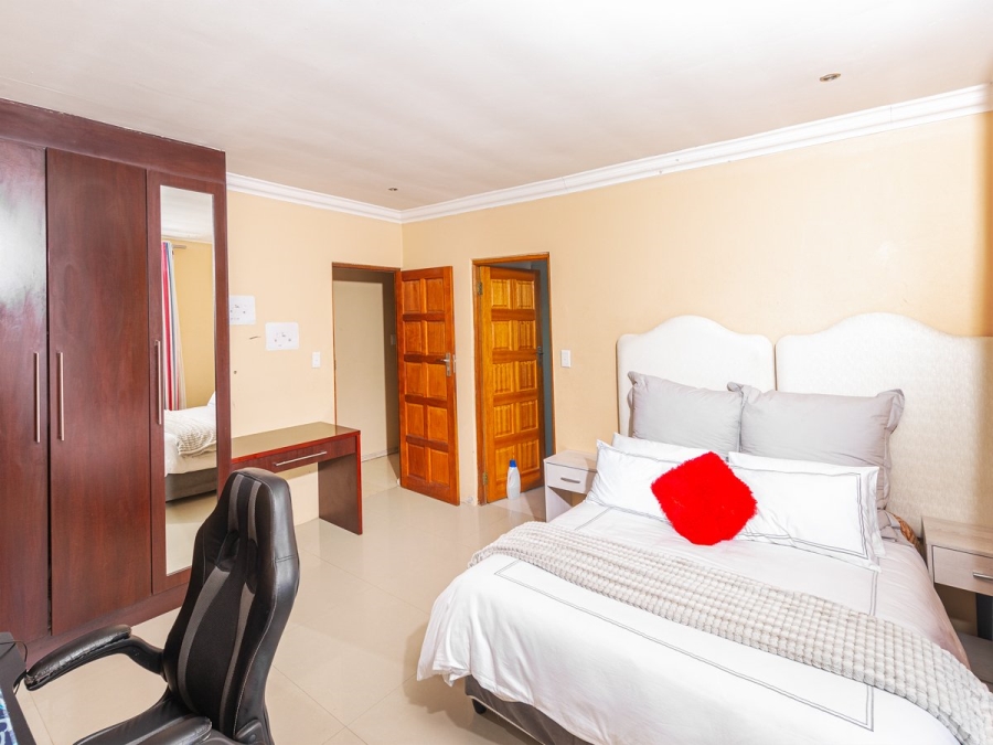 To Let 7 Bedroom Property for Rent in Blue Valley Golf Estate Gauteng