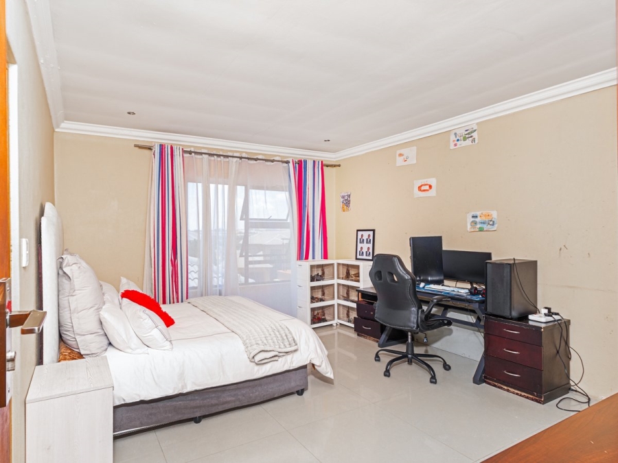 To Let 7 Bedroom Property for Rent in Blue Valley Golf Estate Gauteng