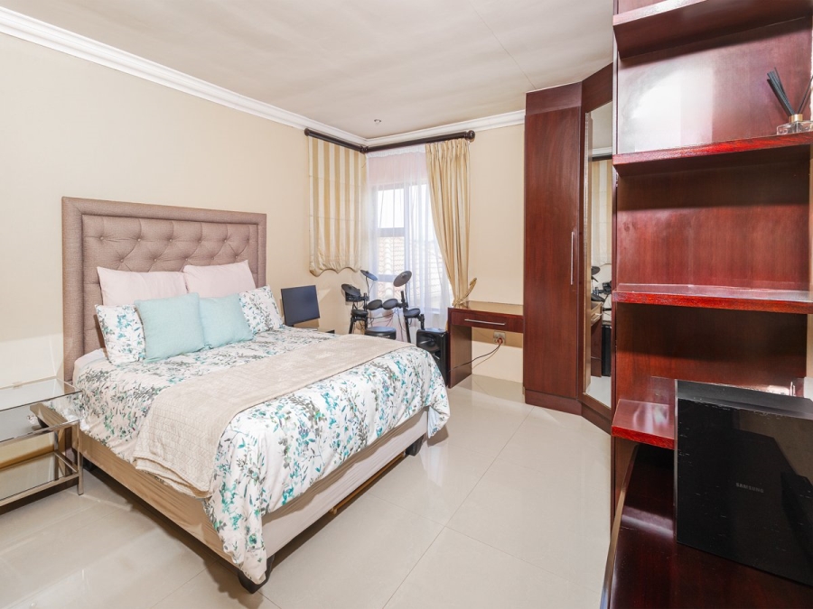 To Let 7 Bedroom Property for Rent in Blue Valley Golf Estate Gauteng