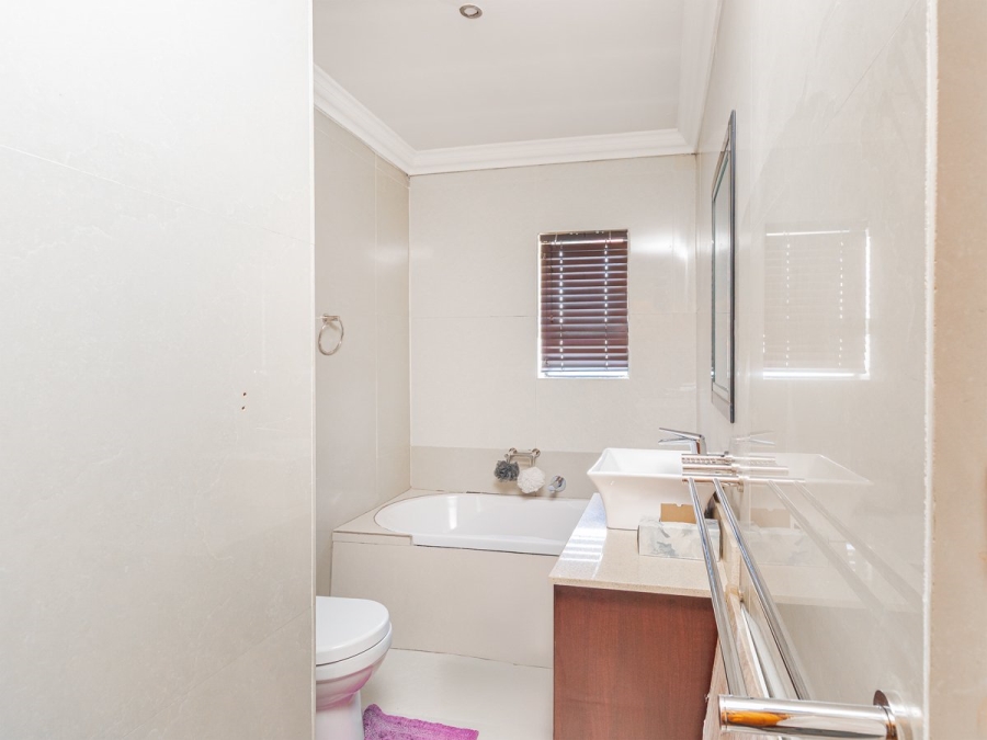 To Let 7 Bedroom Property for Rent in Blue Valley Golf Estate Gauteng