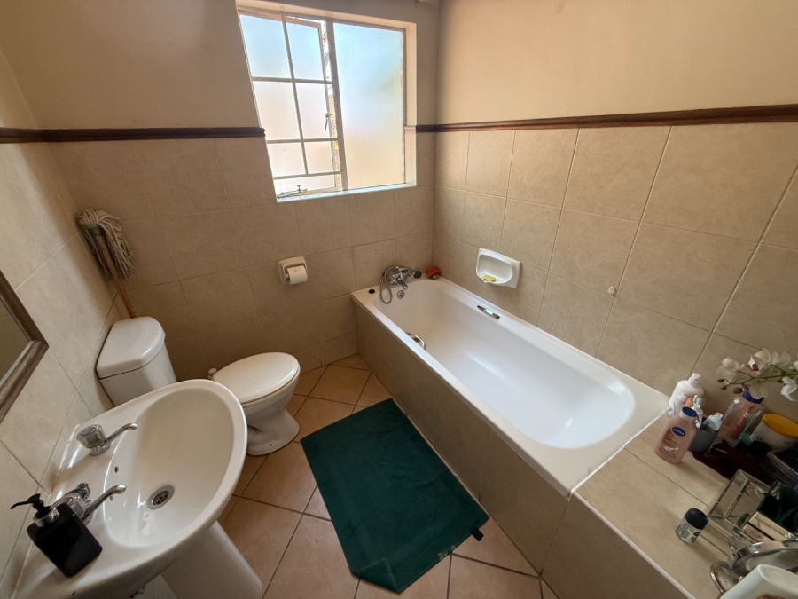 2 Bedroom Property for Sale in Die Hoewes Gauteng