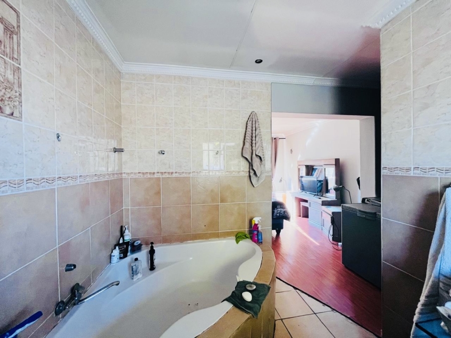 3 Bedroom Property for Sale in Doornpoort AH Gauteng