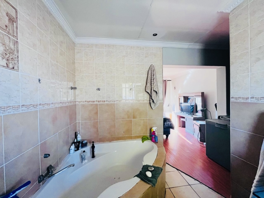 3 Bedroom Property for Sale in Doornpoort AH Gauteng