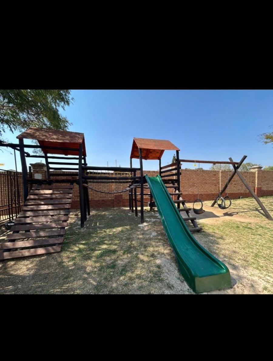 To Let 2 Bedroom Property for Rent in Noordwyk Gauteng