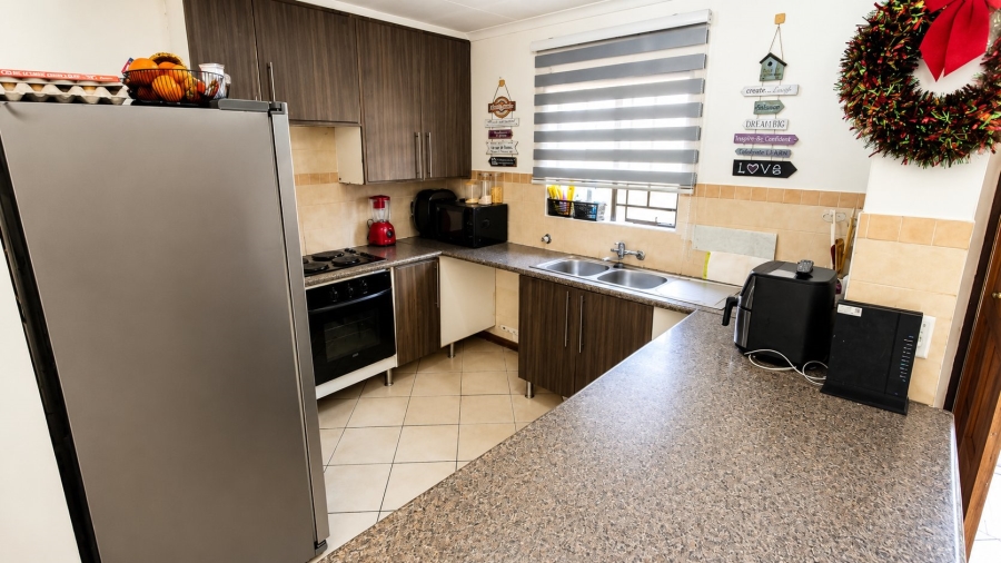 2 Bedroom Property for Sale in Monavoni Gauteng