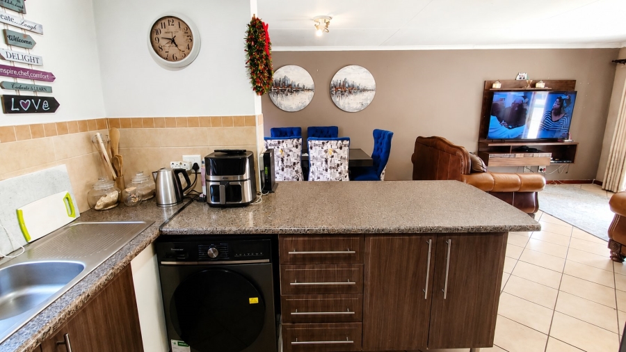 2 Bedroom Property for Sale in Monavoni Gauteng