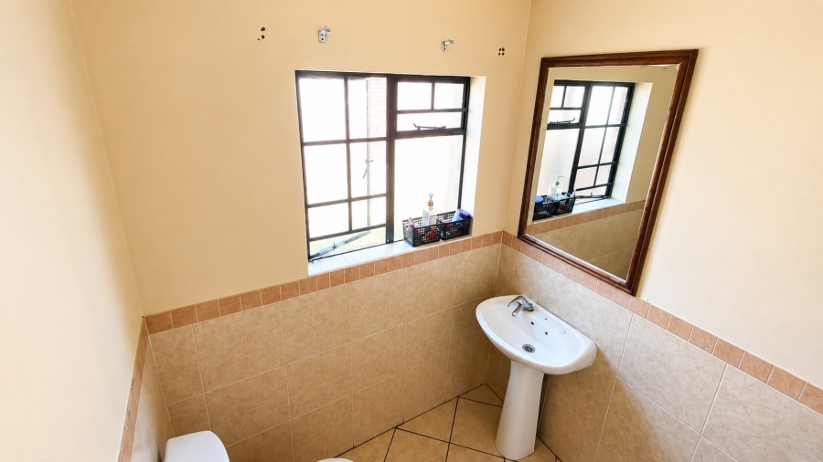 2 Bedroom Property for Sale in Monavoni Gauteng