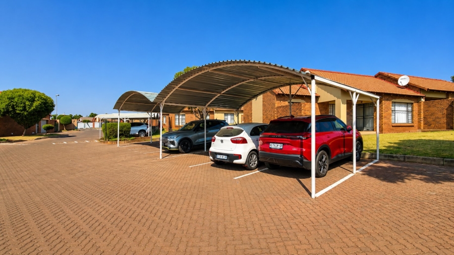 2 Bedroom Property for Sale in Monavoni Gauteng