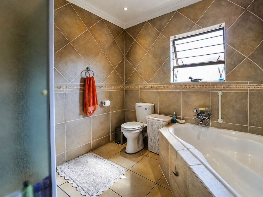 3 Bedroom Property for Sale in Faerie Glen Gauteng