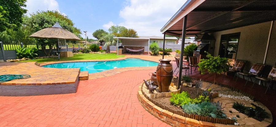 5 Bedroom Property for Sale in Rensburg Gauteng