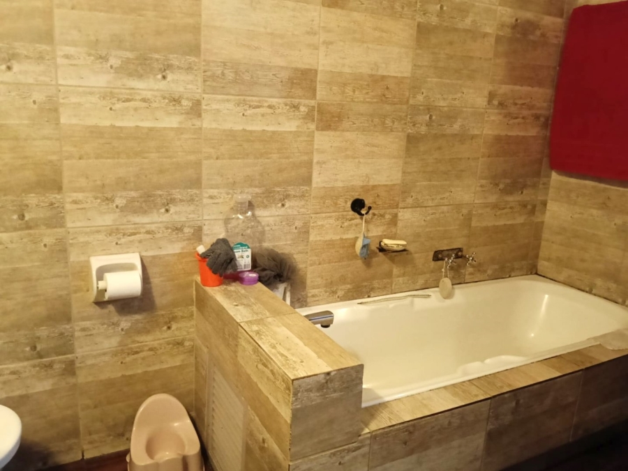 5 Bedroom Property for Sale in Selcourt Gauteng
