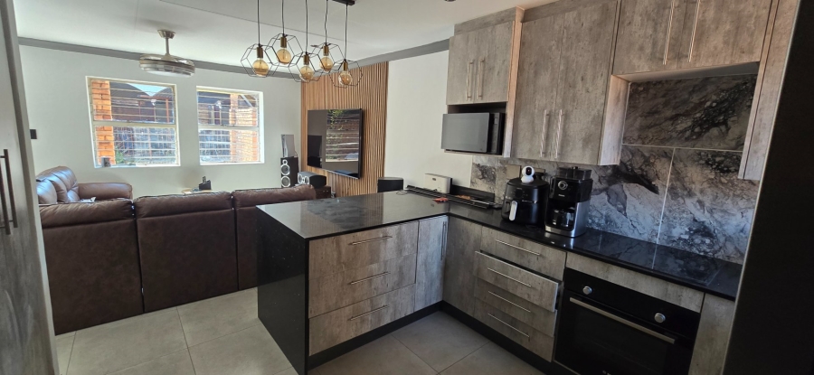 2 Bedroom Property for Sale in Die Hoewes Gauteng