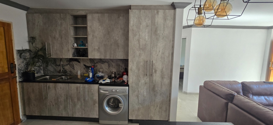 2 Bedroom Property for Sale in Die Hoewes Gauteng