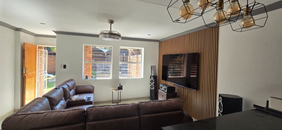 2 Bedroom Property for Sale in Die Hoewes Gauteng