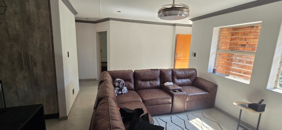 2 Bedroom Property for Sale in Die Hoewes Gauteng